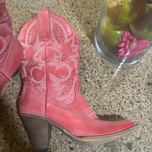 Red cowboy boots like new - Picture 2 of 3